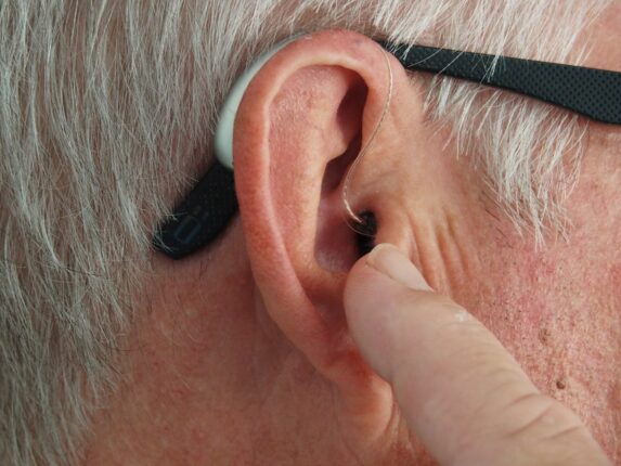 Juckende Ohren: Oft liegt's am Ohrenschmalz